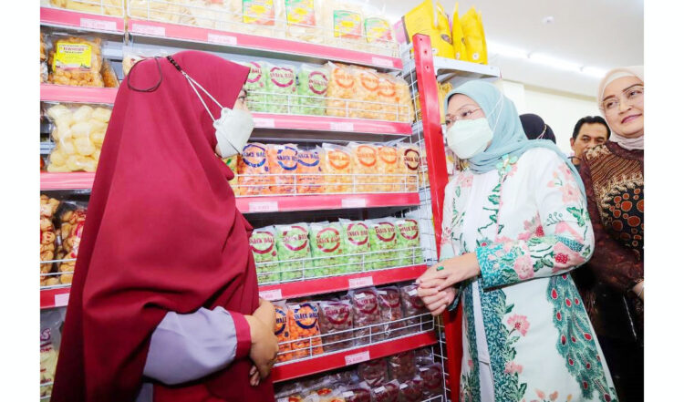 TEMUI KARYAWAN— Menaker Ida Fauziyah saat menemui karyawan Budiman Swalayan yang merupakan penerima bantuan subsidi upah (BSU), Kamis (6/10).