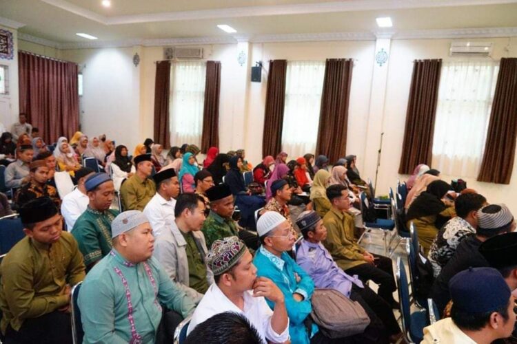 Upaya Pemerintah Kabupaten Tanah Datar untuk mengatasi jeratan rentenir yang menyebabkan masyarakat menjerit melalui Program Unggulan (Progul) Maksimalkan Pemberantasan Rentenir Agar Hilang (Makan Rendang) di Tanah Datar terus dilakukan.
