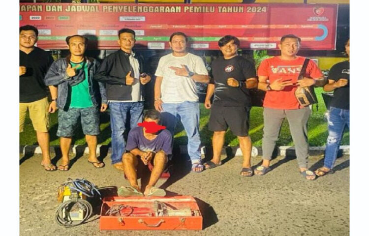 PENCURI— Pelaku VF (37) yang mencurin mesin Jack Hammer dan mesin las di Kampus UNP ditangkap Tim Klewang.