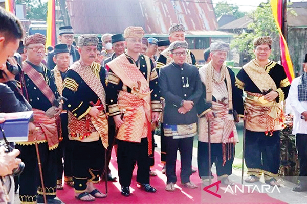 Tuanku Bandaro Alam Sati Irjen Teddy Minahasa Tersangka, Ketua LKAAM Sumbar Bereaksi 1 PEMBERIAN GELAR— Mantan Kapolda Sumbar Irjen Teddy Minahasa (empat dari kanan) bersama Ketua LKAAM Sumbar Fauzi Bahar (dua dari kiri) saat pemberian gelar adat Minangkabau di Tanah Datar.