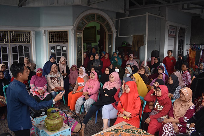 Dihadiri Ratusan Warga, UD Sari Jaya Sosialisasi dan Bagikan Minyak Goreng Gratis 1 SOSIALISASI—Marketing UD Sari Jaya Ardian memberikan sosialisasi pemakain Regulator tata cara yang benar untuk mencegah kebakaran di warga RW XI Kelurahan Kuranji.