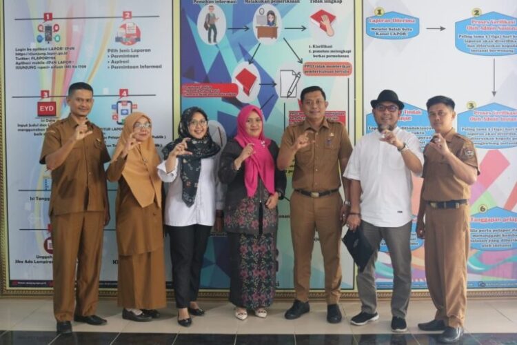 Masuk 10 Besar Keterbukaan Informasi Publik, Tim Verifikasi Faktual KI Sumbar Kunjungi Kominfo Sijunjung 1 FOTO BERSAMA— Tim Verifikasi Faktual Monitoring dan Evaluasi Komisi Informasi Provinsi Sumatera Barat foto bersama.
