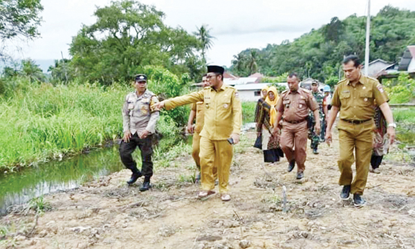 Masyarakat Gunung Pangilun Buka Jalan Baru 1 TINJAU PEMBANGUNAN JALAN— Wako Hendri Septa saat meninjau pembangunan jalan hasil Goro yang dilakukan oleh masyarakat Kelurahan Gunung Pangilun, RT 01 RW 08, Kecamatan Padang Utara.