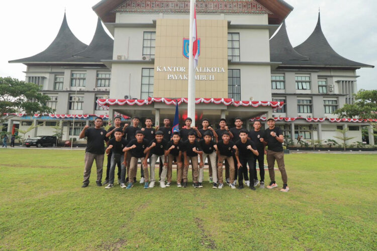 PELELPASAN TIM-Pelepasan team PS Minang Sejagat U15 menuju Liga Sentra Indonesia di Malang oleh PSSI, Disparpora Kota Payakumbuh serta undangan lainnya di kantor Walikota Payakumbuh, Jumat (30/9).