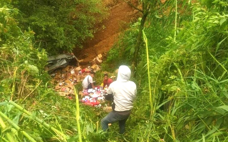 MASUK JURANG— Kondisi mobil pikap masuk jurang di Sitinjau Lauik.
