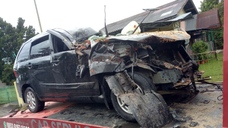 Avanza Remuk Ditimpa Pohon di Kota Payakumbuh, 5 Penumpang Luka-luka Dilarikan ke RS, 1 Orang Dirujuk ke Padang 1 TERTIMPA POHON— Mobil Avanza yang membawa sembilan orang penumpang tertimpa pohon tumbang di Payakumbuh. Lima orang luka-luka dilarikan ke rumah sakit.