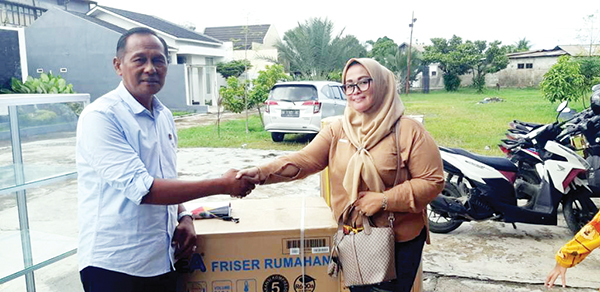 BANTUAN UMKM— Anggota DPRD Kota Padang Muzni Zein menyerahkan bantuan untuk pelaku UMKM dalam pengembangan usaha, Sabtu (22/10) lalu.