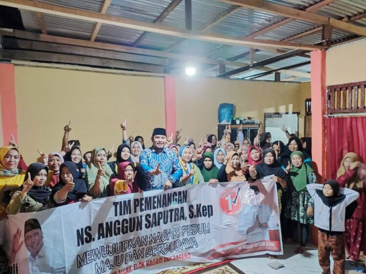 Ukir Sejarah, Untuk Pertama Kalinya Anak Muda Terpilih Sebagai Walinagari Koto Baru Dharmasraya, Anggun Saputra : Ini Amanah Masyarakat Koto Baru 1 BERSAMA PENDUKUNG— Ns. Anggun Saputra, S. Kep (tengah) diapit kaum ibu-ibu dan pendukung usai syukuran kemenangan.