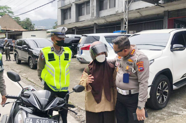 TEGURAN— Dirlantas Polda Sumbar Kombes Pol Hilman Wijaya menegur pengendara yang melanggar aturan lalu lintas.