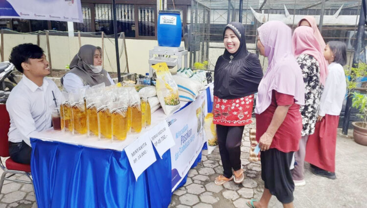 ANTUSIAS—Antusias warga terlihat saat diadakannya pasar murah oleh Pemko Padang melalui Dinas Perdagangan, Senin (10/10). Pasar murah ini akan berlangsung selama 2 bulan (Oktober -November) 2022 di 11 kecamatan di Kota Padang.