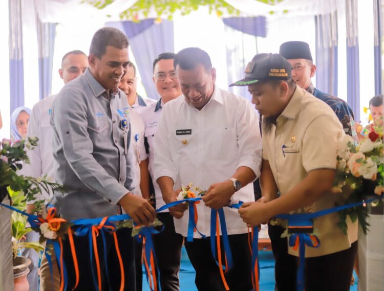 GUNTING PITA— Direktur Operasional Bank Nagari Syafrizal, Bupati Pessel Rusma Yul Anwar, dan Ketua DPRD Pessel Ermizen melakukan gunting pita peresmian relokasi kantor Bank Nagari Capem Kambang.
