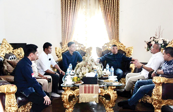 SILATURAHMI— Anggota DPR RI Andre Rosiade silaturahmi dan berdialog dengan tokoh masyarakat Talawi, Kota Sawahlunto, H Idris. Andre yang datang bersama pengurus DPD Gerindra Sumbar dan DPC Gerindra Sawahlunto, beberapa waktu lalu.