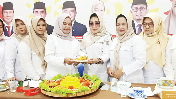 POTONG TUMPENG— Pemotongan tumpeng HUT ke-14 PIRA yang diikuti pengurus PD PIRA Sumbar di kantor PIRA Sumbar, kawasan GOR H Agus Salim Padang.