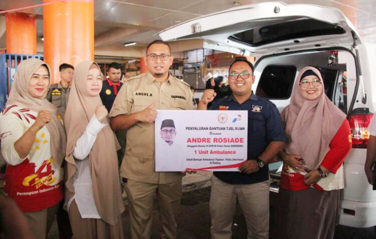 SERAHKAN BANTUAN— Anggota DPR RI asal Sumbar Andre Rosiade serahkan bantuan dua unit ambulans untuk Koperasi Serba Usaha Himpunan Pedagang Pasar Inpres (KSU HIPPI) dan Yayasan Pelita Jiwa Insani (YPJI), Minggu (9/10).