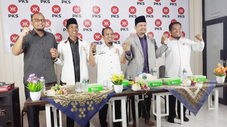 DEKLARASI— Ketua DPD PKS Padang, Muharlion (tengah) bersama pengurus DPD PKS saat mendeklarasikan Hendri Susanto untuk menjadi Cawawako Padang sisa masa jabatan 2022-2023, Selasa (11/10) di kantor DPD PKS.