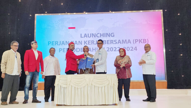 Teken Perjanjian--Setelah Menanti 10 Tahun, Manajemen dan Serikat Pekerja PLN Akhirnya Teken Perjanjian Kerja Bersama.