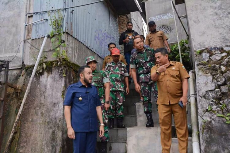 KUNJUNGI PASAR KULINER— Wako Fadly Amran Bersama Tim Kunjungan Pasar turun ke lokasi pasar kuliner yang akan ditata ulang.