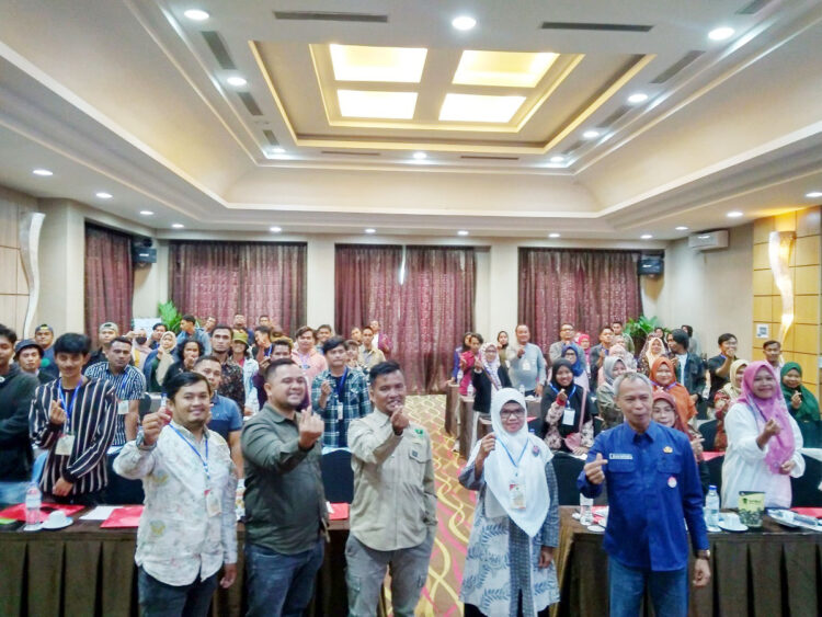 FOTO BERSAMA— Kabid Pengembangan SDPE beserta Ketua Panitia dan narasumber foto bersama peserta Bimtek.