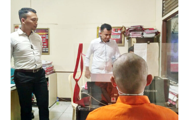 Garin Musala Cabuli 2 Bocah di Kecamatan Payakumbuh Barat, Modusnya Ajari Korban Bersuci 1 CABUL— Garin musala berinisial DJ yang diduga mencabuli dua anak di bawah umur diamankan di Mapolres Payakumbuh.