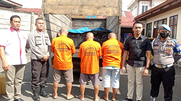 PENYELEWENGAN BBM— Pelaku penyelewengan BBM bersubsidi jenis Solar ditangkap jajaran 
Polres Payakumbuh.