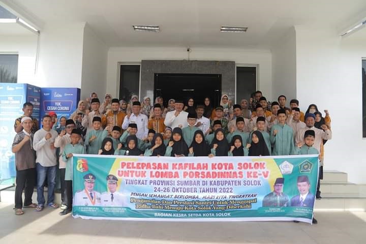 Menuju Porsadin ke-5 Tingkat Sumbar, Wako Zul Elfian Lepas Kontingen Solok 1 FOTO BERSAMA—Wali Kota Solok, Zul Elfian foto bersama saat melepas keberangkatan kontingen Kota Solok menuju Pekan Olah Raga dan Seni Antar Diniyah (Porsadin) ke-5 Tingkat Provinsi Sumatera Barat.