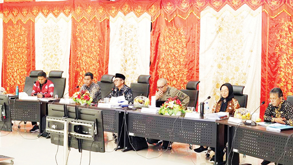 SOSIALISASI TKDN— Wako Padang Hendri Septa, Sekda Andree Algamar, Asisten, Staf Ahli serta seluruh pimpinan OPD dan Camat, mengikuti sosialisasi tata cara penghitungan TKDN dan percepatan transaksi belanja katalog lokal di Kota Padang.