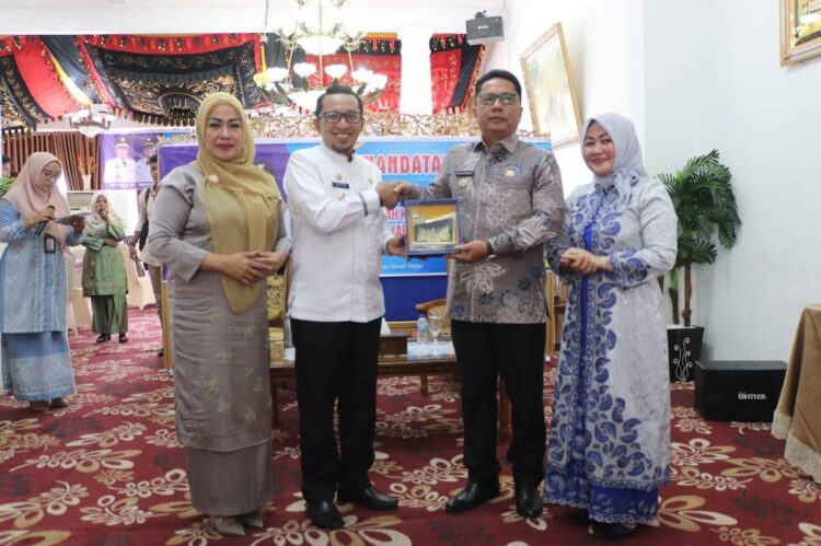 FOTO BERSAMA— Pj. Bupati Kepulauan Mentawai Martinus D, S.Sos.,M.M  foto bersama Bupati tanahdatar Eka Putra usai teken kerjasama.