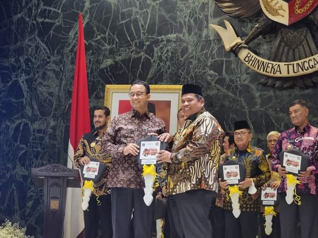 HIBAH MOBIL DAMKAR— Bupati Padangpariaman Suhatri Bur menerima satu unit mobil dinas pemadam kebakaran dari Pemeritah Provinsi DKI Jakarta. Bantuan mobil Damkar itu langsung diserahkan Gubernur DKI Jakarta Anis Baswedan.