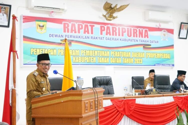 RAPAT PARIPURNA— Bupati Tanahdatar Eka Putra sampaikan Propemperda dalam sidang paripurna DPRD.