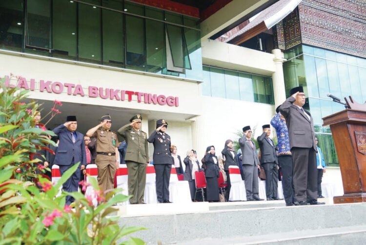 Pemko Bukittinggi Peringati Hari Sumpah Pemuda Tahun 2022 1 UPACARA— Upacara Peringatan Sumpah Pemuda yang dilakukan oleh Pemko Bukittinggi, di Halaman Balaikota, Jumat (28/10). Bertindak sebagai inspektur Upacara Wawako Marfendi.