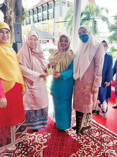 Bukittinggi Panen Trofi Lomba Masak Serba Ikan Tingkat Provinsi 1 TERIMA TROFI— Ketua Forikan Bukittinggi, Ny. Fiona Erman Safar menerima trofi juara lomba masak serba ikan tingkat Provinsi Sumatera Barat yang diserahkan langsung oleh Ketua Forikan Sumbar Harneli Bahar.