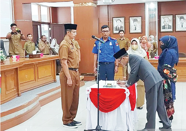 6 Pejabat Administrator dan Pengawas Dimutasi di Kota Bukittinggi 1 MELANTIK— Asisten III Setdako Bukittinggi Syafnir saat melantik 6 pejabat administrator dan pejabat pengawas di lingkungan Pemko Bukittinggi, di Aula Balaikota, Senin (3/10).
