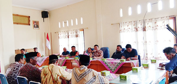 Dampak Lahan Persawahan Masyarakat Tertimbun, Pemnag Fasilitator, PT HKI Siap Carikan Solusi 1 PERTEMUAN—Wali Nagari saat melakukan pertemuan dengan masyarakat dan PT HKI.