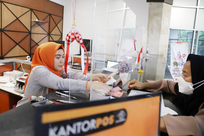 Ilustrasi pencairan BSU lewat Kantor Pos (Dery Ridwansah/ JawaPos.com)