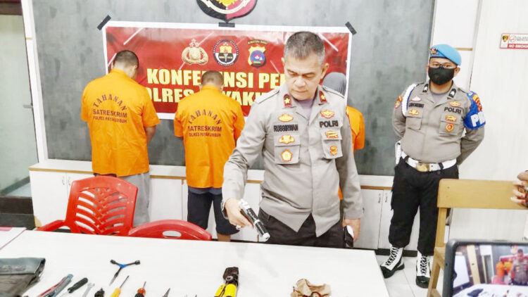 Komplotan Spesialis Pencuri Mobil Pikap Diringkus di Payakumbuh, Modalnya Cuma Kunci Leter T dan Obeng 1 PENCURI MOBIL— Waka Polres Payakumbuh Kompol Russirwan bersama Kasatreskrim
Iptu Alva Zakya Akbar saat memberikan keterangan terkait pengungkapan
kasus pencurian mobil pikap.