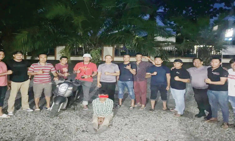 PENCURI MOTOR— Pelaku AR (25) yang mencuri motor di Kota Padang berhasil ditangkap di Pasaman Barat.
