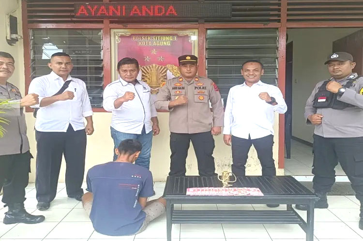 Spesialis Pencuri Sapi di Kebun Sawit Ditangkap di Kabupaten Dharmasraya, Incar yang Beranak agar Dapat 2 Ekor 1 PENCURI SAPI— Pelaku S yang merupakan spesialis pencuri sapi ditangkap jajaran Polsek Sitiung.