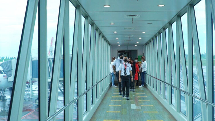 Penerbangan Internasional Padang-Kuala Lumpur Resmi Dibuka 1 PENERBANGAN PERDANA— Pembukaan penerbangan internsional Padang-Kuala Lumpur yang ditandai dengan pendaratan pesawat Maskapai Air Asia dari Kuala Lumpur di BIM, Sabtu (1/10).