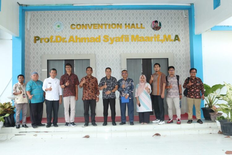 Pengusulan Sebagai Pahlawan Nasional, RSUD Sijunjung akan Berganti Nama menjadi RSUD Syafii Maarif 1 KUNJUNGAN— Wabup Sijunjung Iraddatillah didampingi Rektor UMSB Dr.Riki Saputra saat meninjau Convention Hall UMSB yang diberi nama Buya Syafii Maarif.