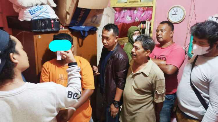 PENJUAL SABU— Satresanrkoba Polres Payakumbuh menangkap pedagang es batu yang nyambi jual sabu bersama dua rekannya di di Jalan Gatot Subroto, Kelurahan Ibuah Kecamatan, Kota Payakumbuh.