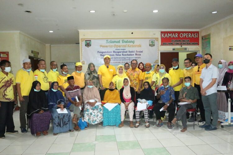 OPERASI KARATAK— Ketua DPD Golkar Sijunjung, Benny Dwifa Yuswir beserta jajaran pengurus dan kader meninjau pelaksanaan operasi katarak di RSUD Sijunjung.