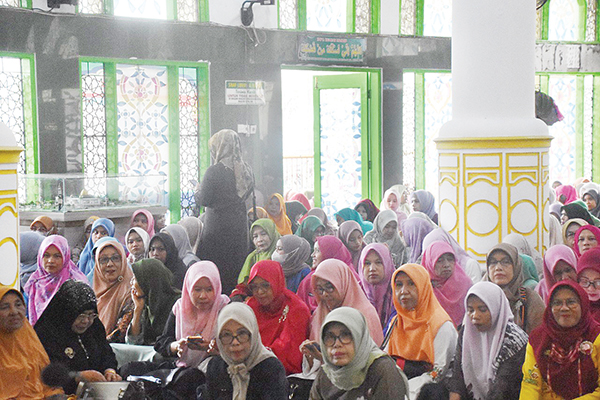PERINGATAN MAULID NABI— Ratusan ASN di Kabupaten Agam menghadiri tausiah dalam rangka wirid pengajian Korpri sekaligus memperingati Maulid Nabi Muhammad SAW di Mesjid Agung Nurul Falah, Lubuk Basung, Jumat (14/10).