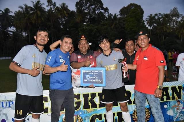 SERAHKAN PIALA—Bupati Padangpariaman Suhatri Bur menyerahkan hadiah dan trofi kepada pemenang turnamen Sepakbola Hengki Irawan Cup, pada Minggu, (09/10) di lapangan Persis Sungai Sariak.
