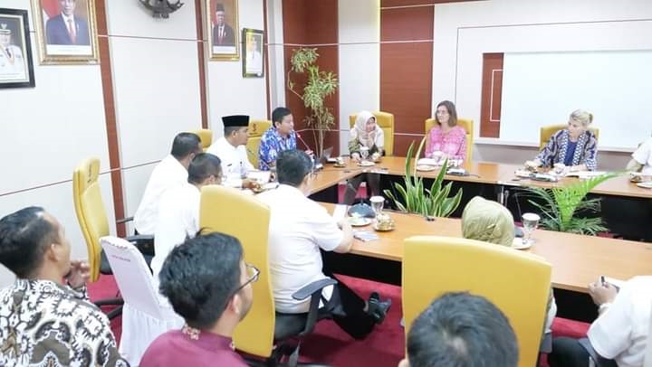 SAMBUTAN— Kepala Dinas Kebersihan dan Lingkungan Hidup Kota Solok, Zulkifli  saar memberikan sambutan pada tamunya dari Denmark saat kunjungan kerja ke Kota Solok.