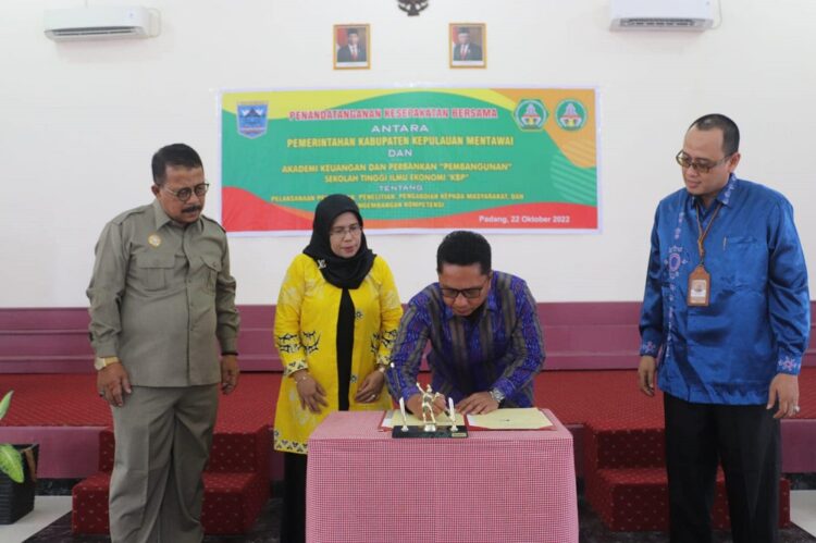 TEKEN MOU—Pj.Bupati Kepulauan Mentawai tandatangani Memorandum of Understaning ( MoU ) dengan AKBP-STIE KBP Padang.