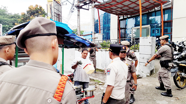 Pol PP Tindak Tegas PKL Membandel di Padang Barat 1 PENERTIBAN— Personel Pol PP Padang mengamankan PKL yang melanggar Perda di Padang Barat dan digiring ke Mako Satpol PP Padang, Kamis (20/10).