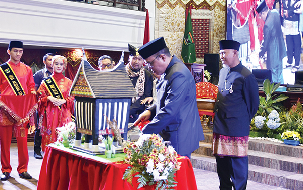 Potong Kue— Ketua DPRD Sumbar Supardi, memotong kue tanda perayaan Hari Jadi Sumatera Barat ke-77 tahun 2022.