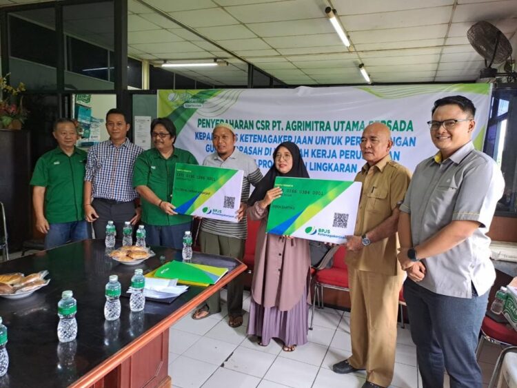 SALURKAN CSR—PT. Agramitra Utama Persada (Air Minum SMS) salurkan bantuan CSR pada ratusan pekerja rentan di Padang Pariaman, di lingkungan pabrik Air Minum SMS Nagari Kapalo Hilalang.
