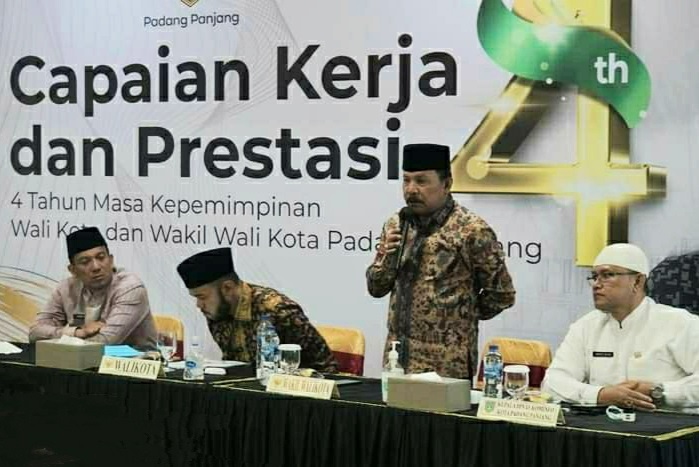 4 Tahun Kepemimpinan Fadly Amran-Asrul, Program Prioritas RPJM Terus Dilanjutkan 1 KINERJA 4 TAHUN— Wawako Asrul menyampaikan program prioritas di 4 tahun kepemimpinan Fadly-Asrul, di Pondopo Rumah Dinas Wali Kota, Senin (10/10).