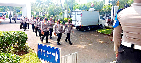 PANGGIL—Puluhan Kapolda dan ratusan Kapolres tiba di Istana Kepresidenan, Jakarta Pusat, Jumat  (14/10) siang, setelah dipanggil Presiden Joko Widodo.